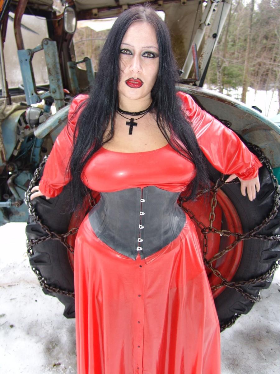 16P A mulher gótica Lady Angelina perde seus peitos grandes perto de um tronco recém-serrado