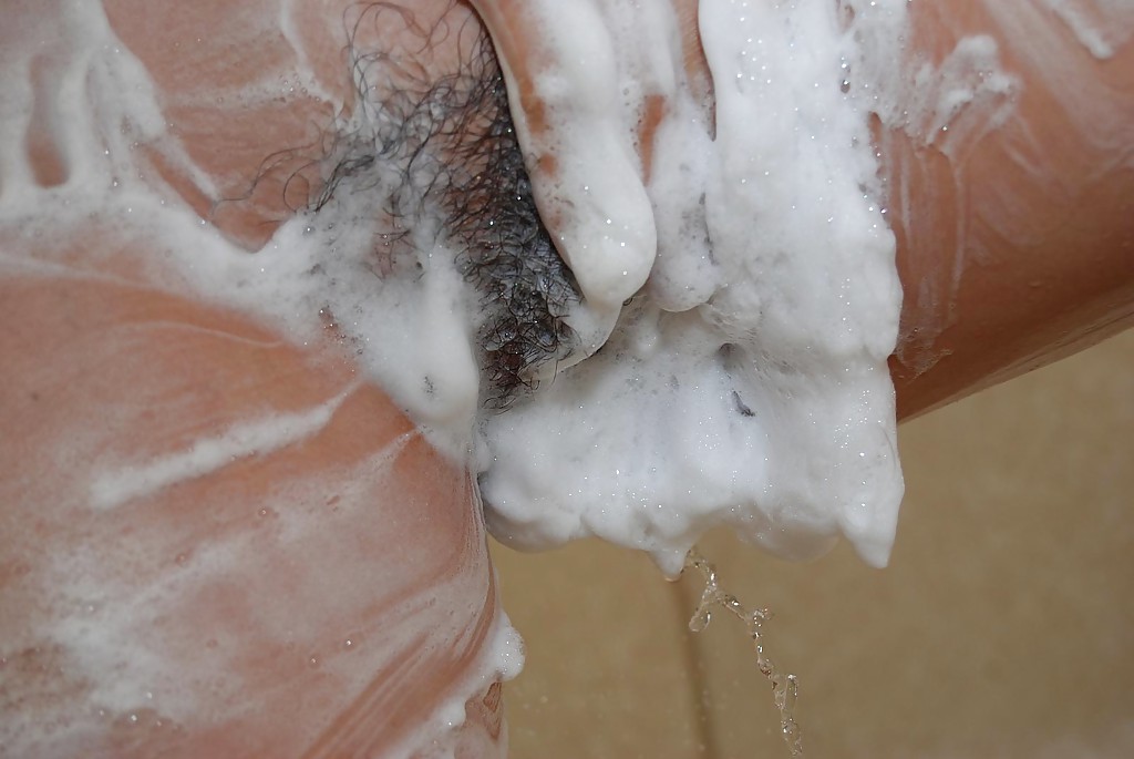 16P MILF asiatique prend une douche et frotte sa fente poilue en gros plan