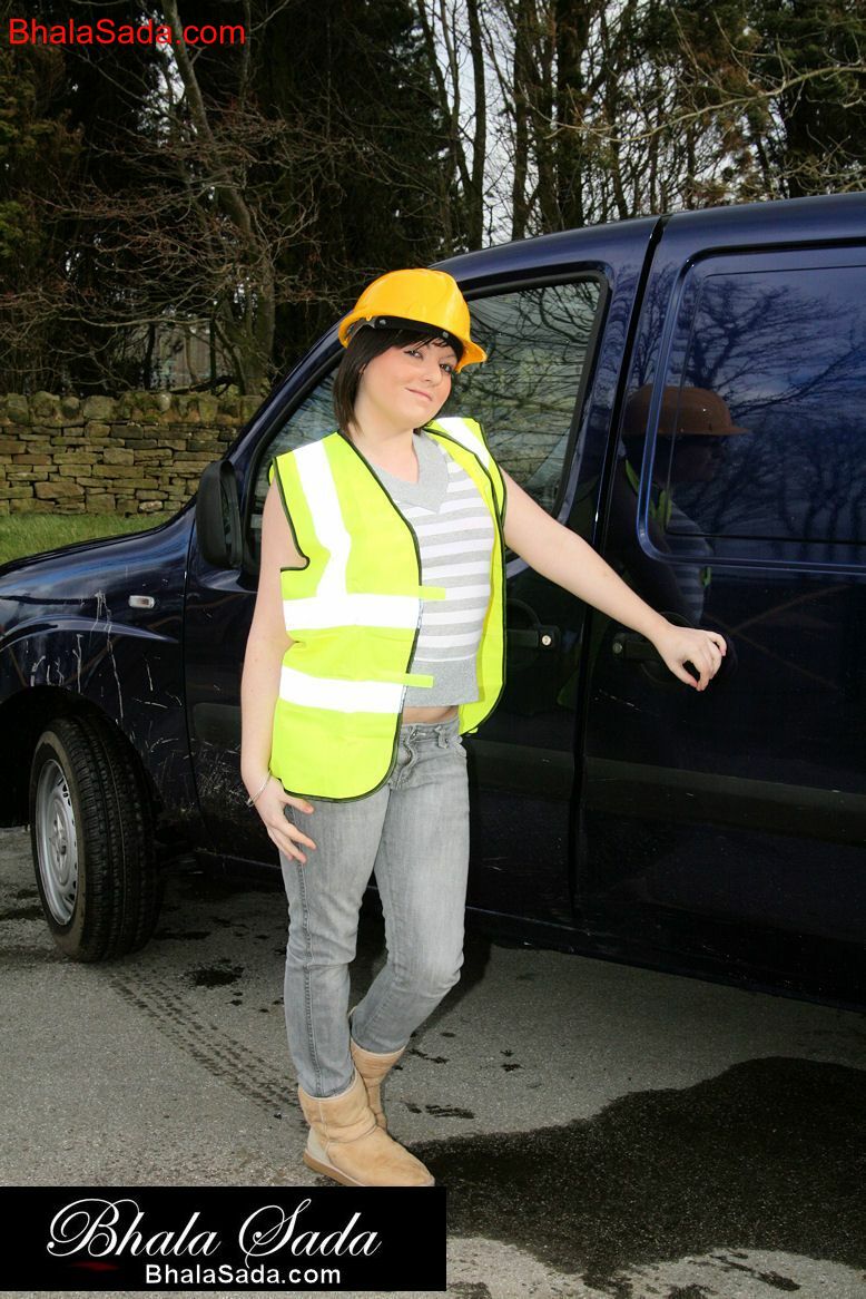 15P La trabajadora de la construcción morena Bhala Sada se burla con un chaleco reflectante