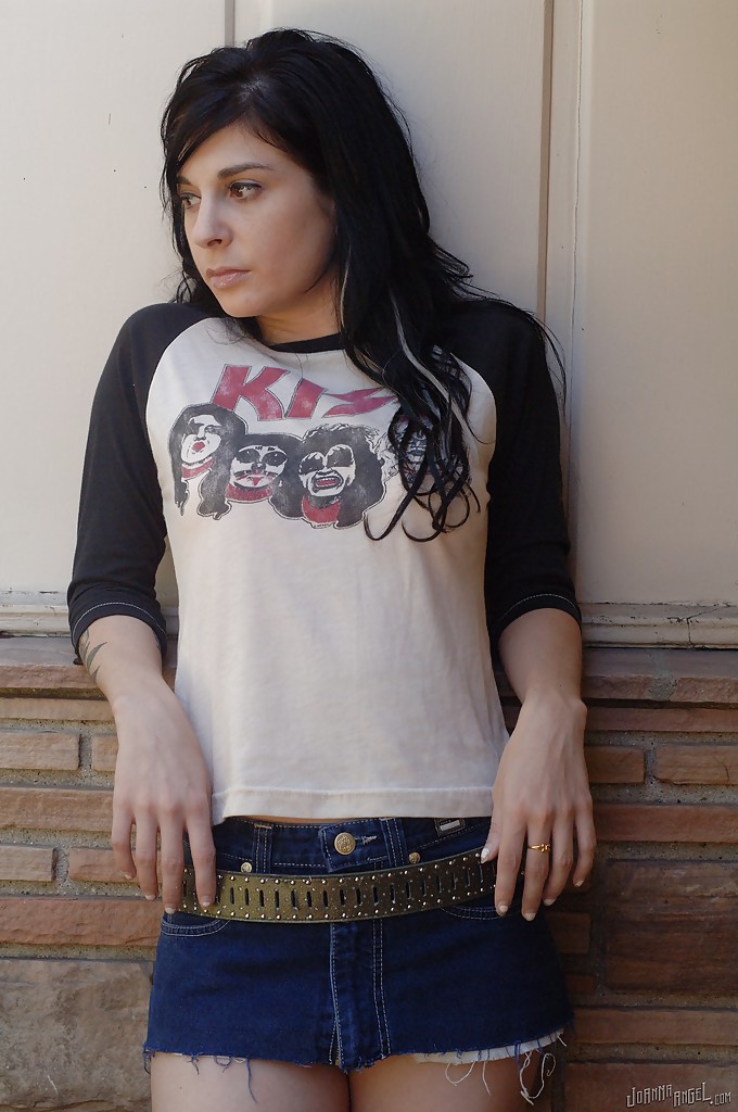 16P Clothed milf Joanna Angel takes part in an amateur posing scene