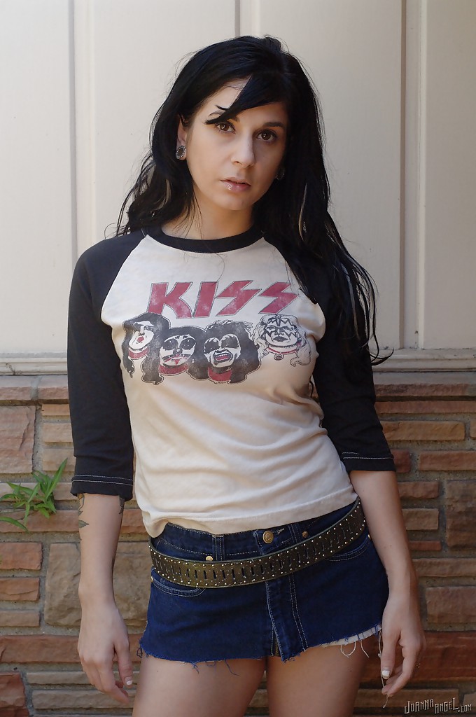 16P Clothed milf Joanna Angel takes part in an amateur posing scene