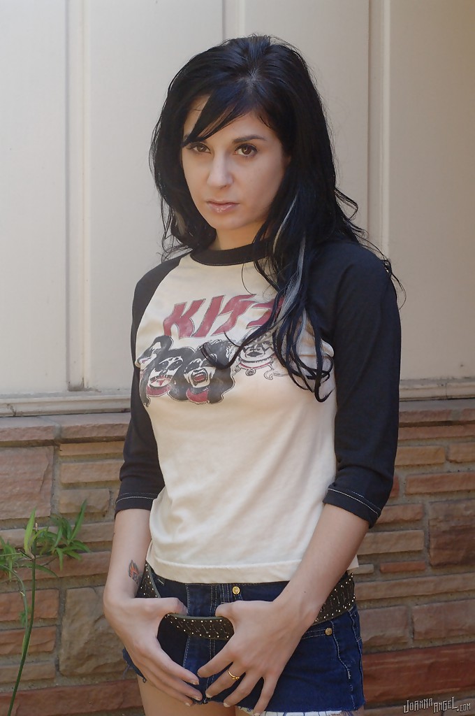16P Clothed milf Joanna Angel takes part in an amateur posing scene