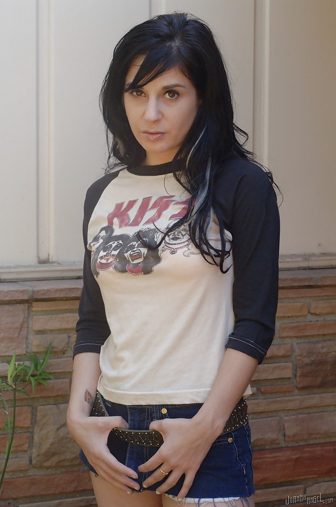 16P Clothed milf Joanna Angel takes part in an amateur posing scene