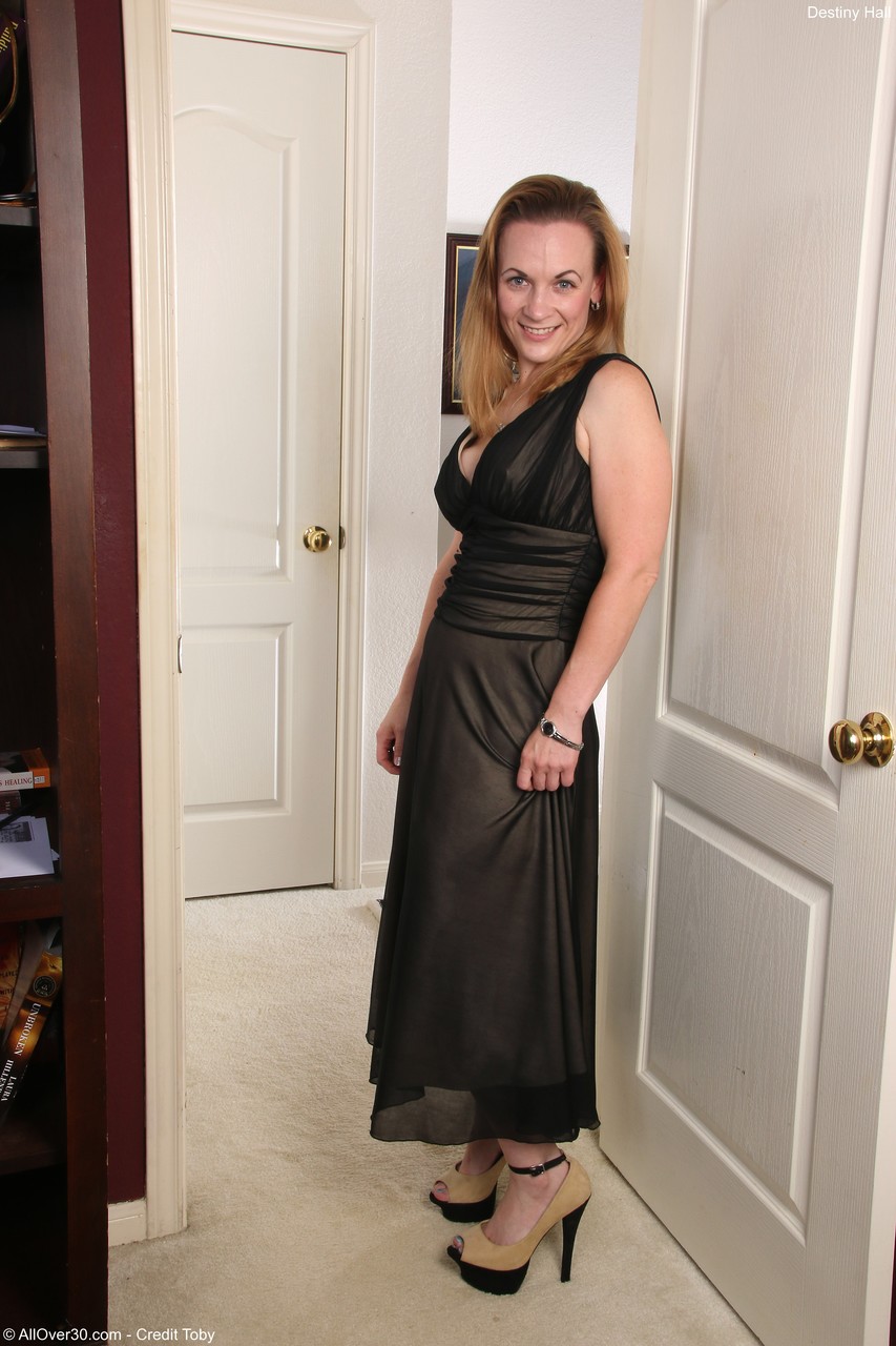 21P Amadora madura Destiny Hall tira seu vestido elegante e esfrega sua boceta suculenta