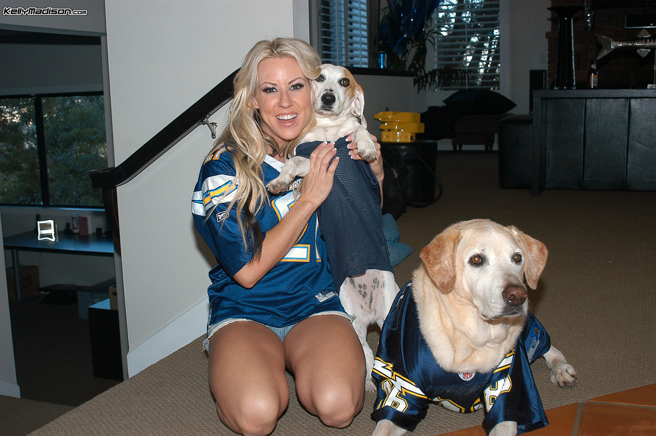 17P Carolyn Reese & Kelly take off their football uniforms and bare big tits