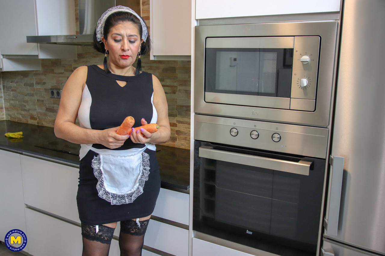 21P Empregada madura Linda Porn tira tiras na cozinha e se brinca no balcão