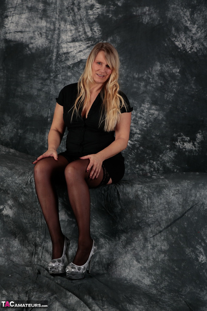20P Sweet Susi, blonde de plus de 30 ans, joue avec ses cheveux tout en montrant ses seins et sa chatte
