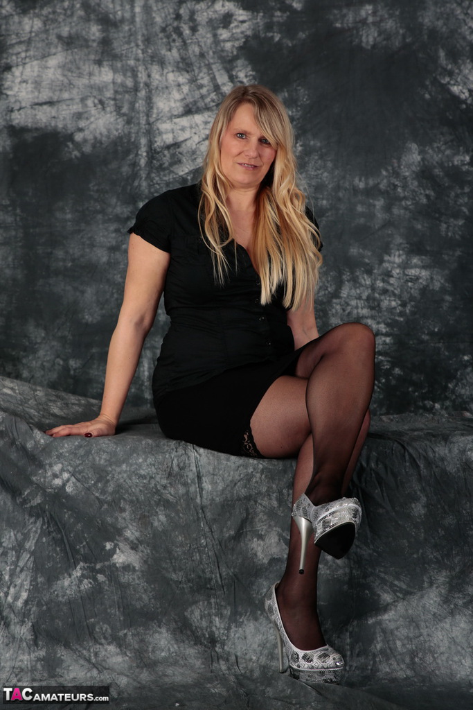 20P Sweet Susi, blonde de plus de 30 ans, joue avec ses cheveux tout en montrant ses seins et sa chatte