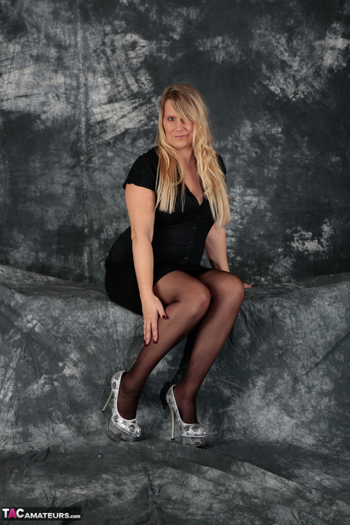 20P Sweet Susi, blonde de plus de 30 ans, joue avec ses cheveux tout en montrant ses seins et sa chatte
