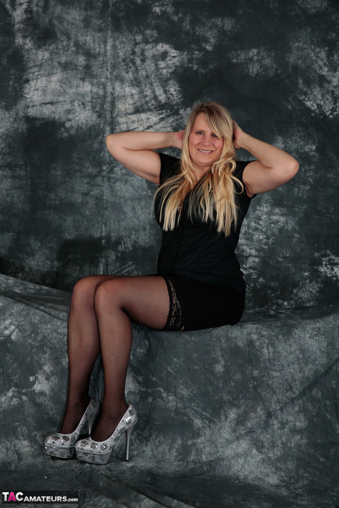20P Sweet Susi, blonde de plus de 30 ans, joue avec ses cheveux tout en montrant ses seins et sa chatte
