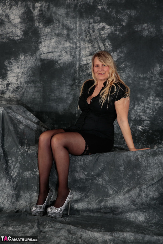 20P Sweet Susi, blonde de plus de 30 ans, joue avec ses cheveux tout en montrant ses seins et sa chatte