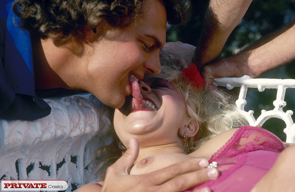 12P Blonde chick with red lips wears cum on her face after MMF fucking on a bench