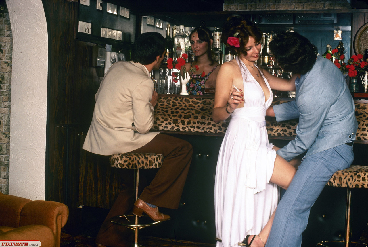 14P Seventies chick gets banged and jizzed on during MMF threesome at a bar