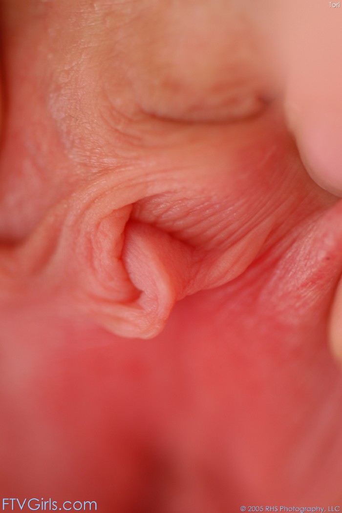 21P Gata amadora com seios naturais Tori monta um brinquedo sexual de borracha na mesa