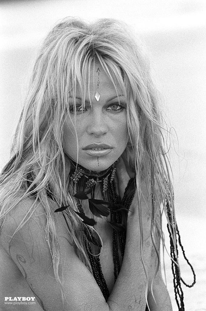 16P A loira provocante Pamela Anderson mostra seus peitos grandes e luxuosos