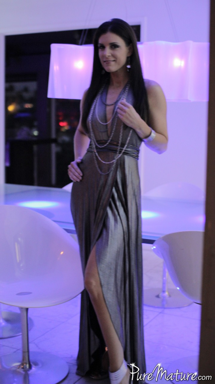 17P MILF India Summer mostra seus seios naturais e buceta aparada em vestido prateado