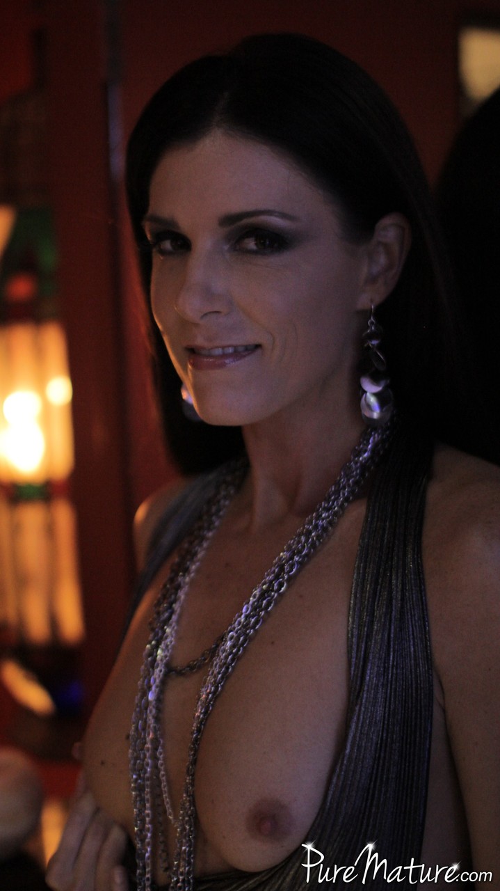 17P MILF India Summer mostra seus seios naturais e buceta aparada em vestido prateado
