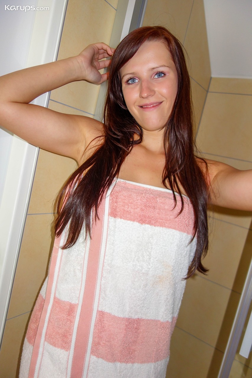 21P La delgada joven checa Makayla Ross hace alarde de su figura en la ducha