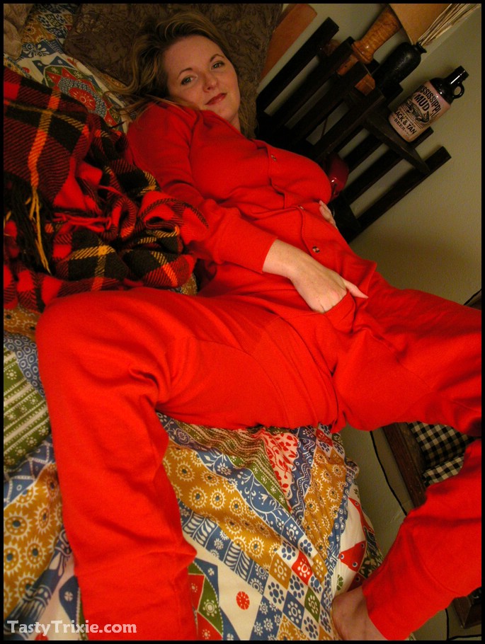 15P Madura amateur Tasty Trixie libera su culo y su coño del pijama rojo