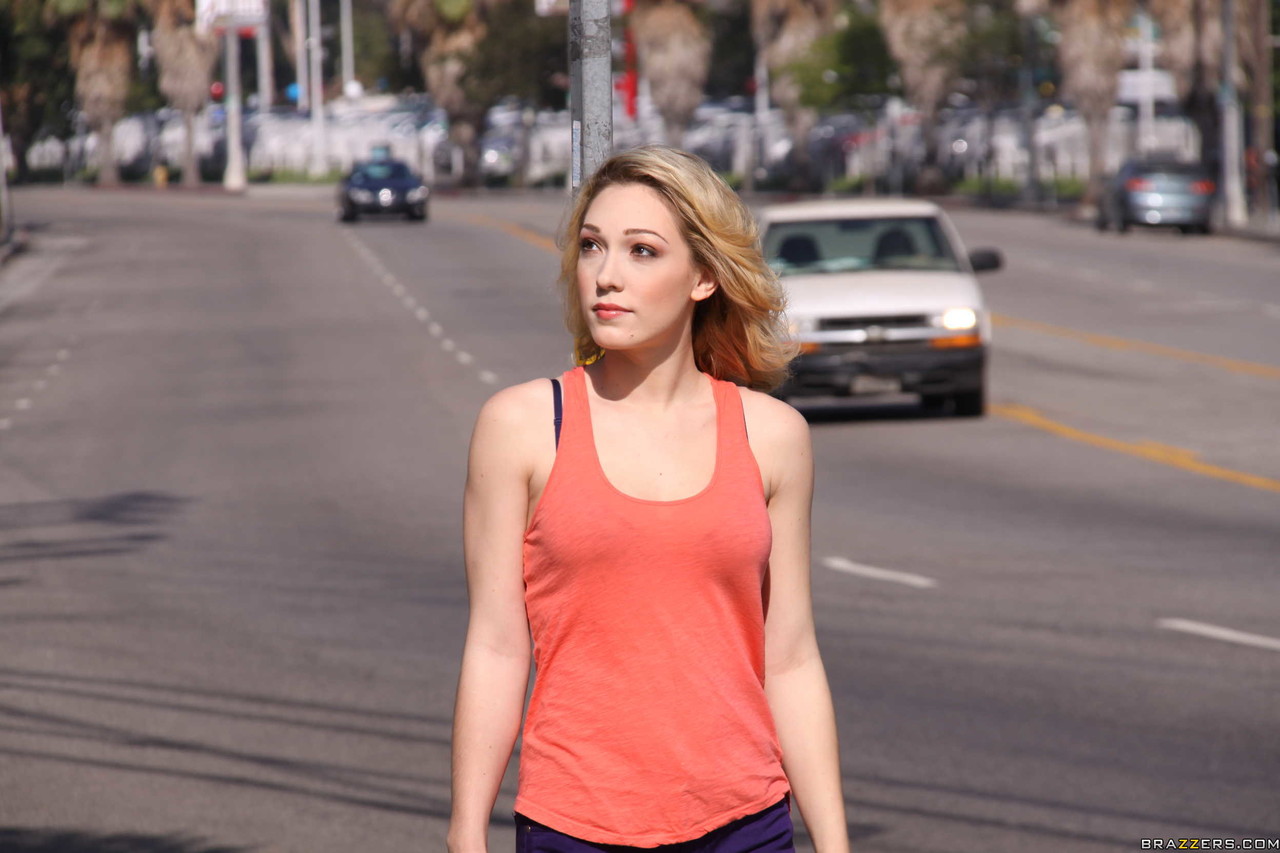 21P Hottie Lily Labeau cubierta de semen después de darle una mamada a un lindo masajista después de follar