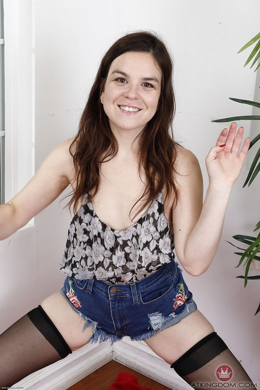 21P Juliette March zieht ihre winzigen Jeansshorts aus und stellt ihren haarigen Biber zur Schau