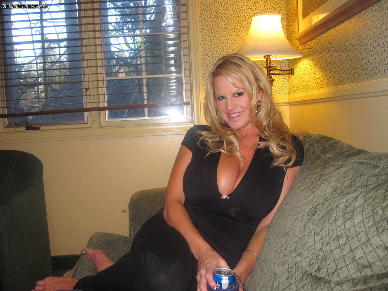 17P La femme blonde Kelly Madison expose ses énormes seins et sa chatte savoureuse