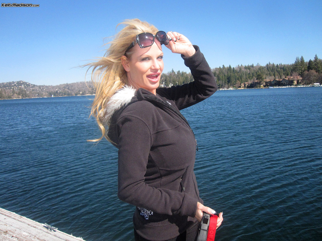 17P La femme blonde Kelly Madison expose ses énormes seins et sa chatte savoureuse