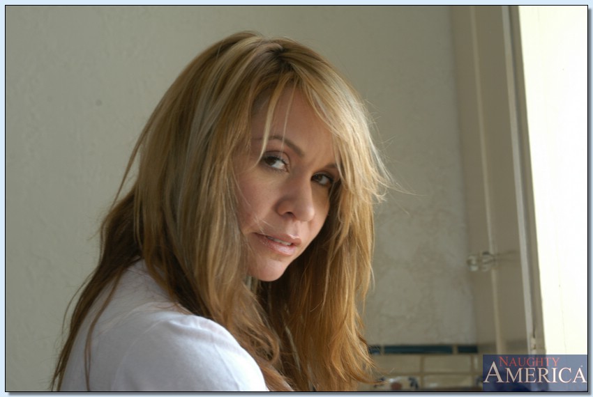 16P Twatty MILF Sra. Monroe lentamente descobrindo suas lindas curvas