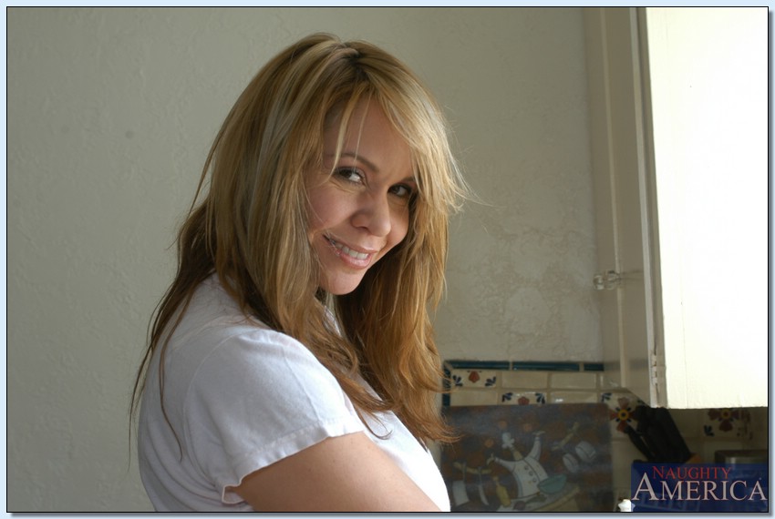 16P Twatty MILF Sra. Monroe lentamente descobrindo suas lindas curvas
