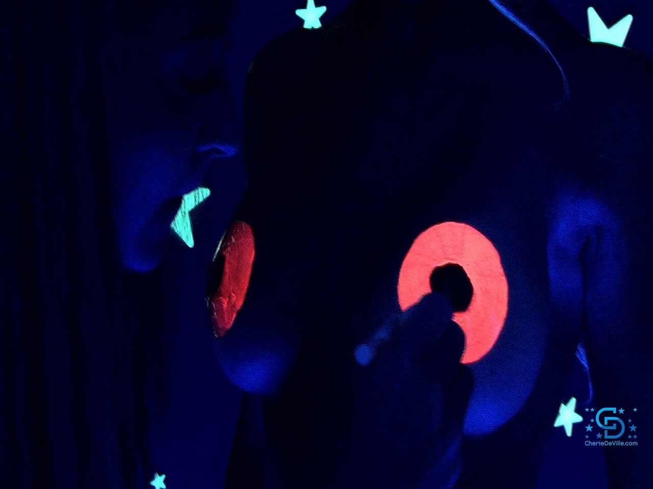 21P Las seductoras Cherie Deville y Dani Daniels lucen sus curvas en una fiesta de neón