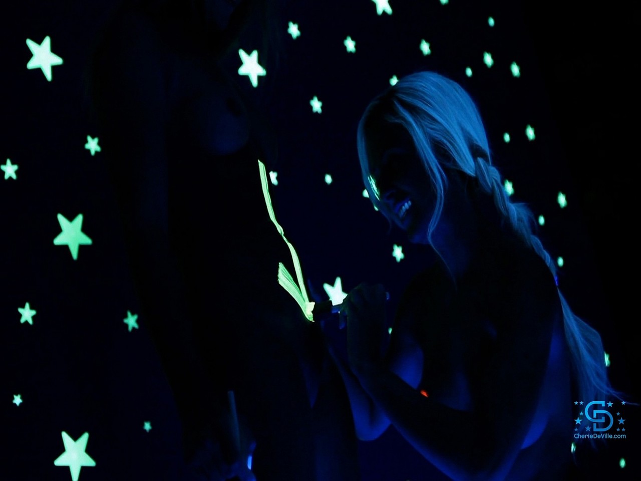 21P Las seductoras Cherie Deville y Dani Daniels lucen sus curvas en una fiesta de neón