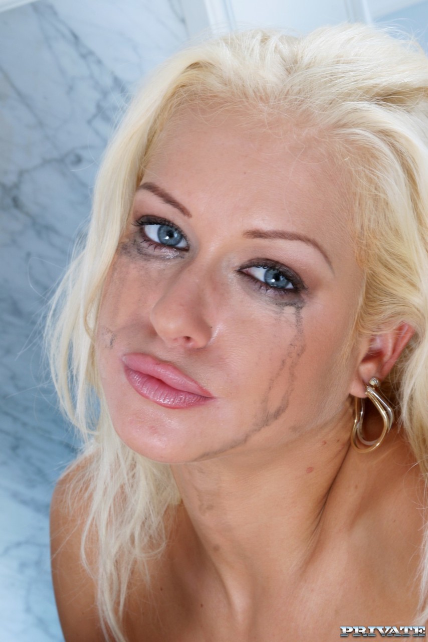 21P Loira MILF com peitos grandes Stacy Silver fica com a bunda cheia depois de um BJ
