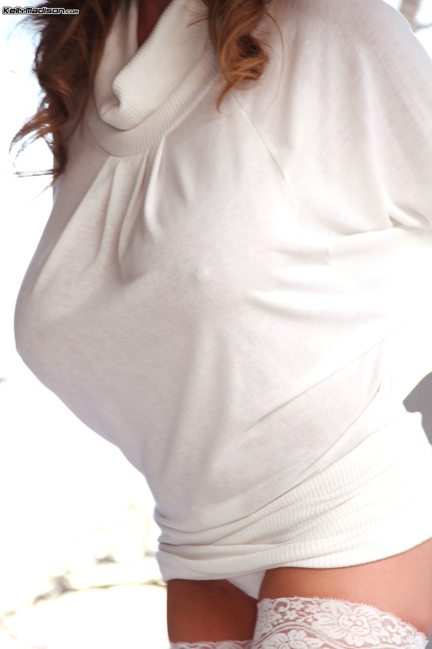 17P Linda modelo MILF em branco Kelly Madison revela suas curvas sensuais