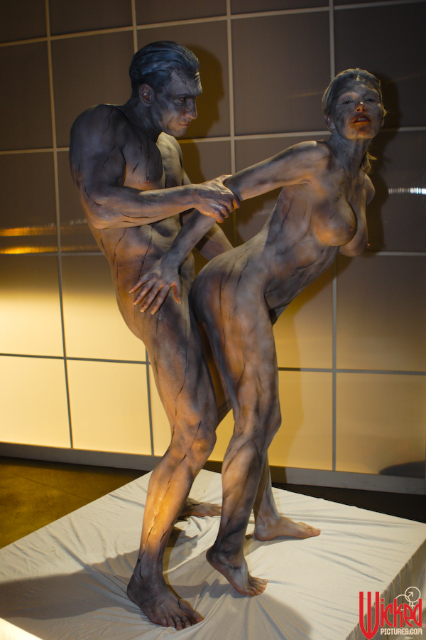 21P Statue blonde aux gros seins fait une pipe