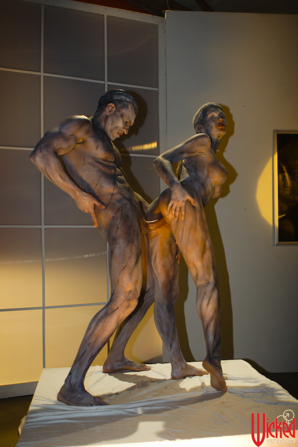 21P Statue blonde aux gros seins fait une pipe