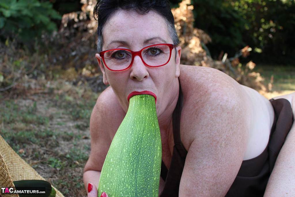 Die reife 20P-Frau Mary Bitch schiebt sich im Garten saisonales Gemüse in die Fotze