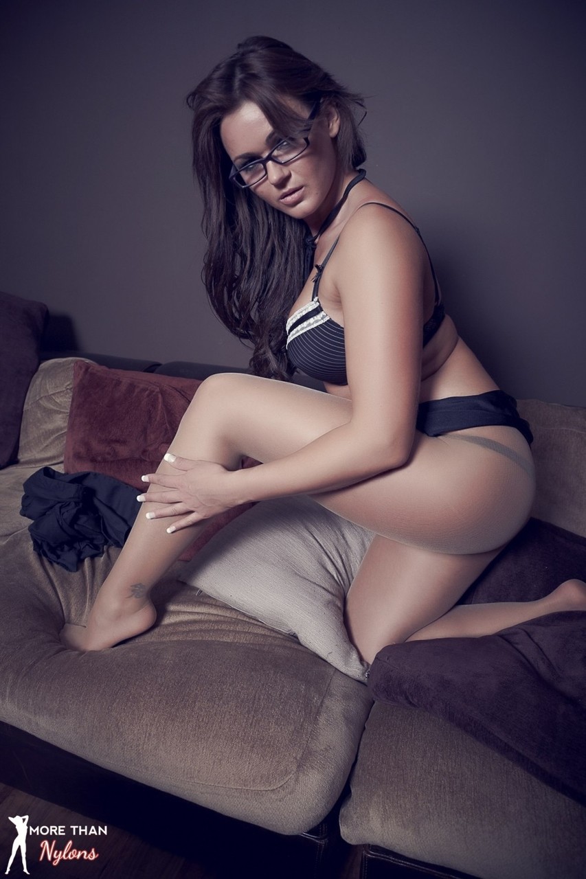 La modelo 12P Glamour Kat Dee lanza un beso con pantimedias y gafas