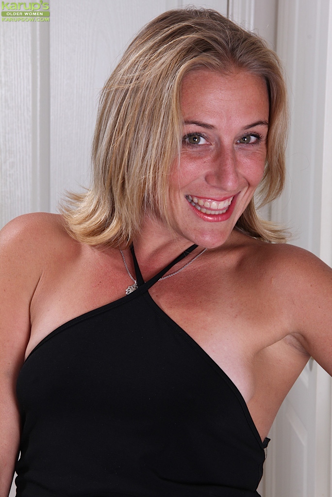 16P Mais de 30 loira MILF Sky expondo seus peitos pequenos e vagina raspada