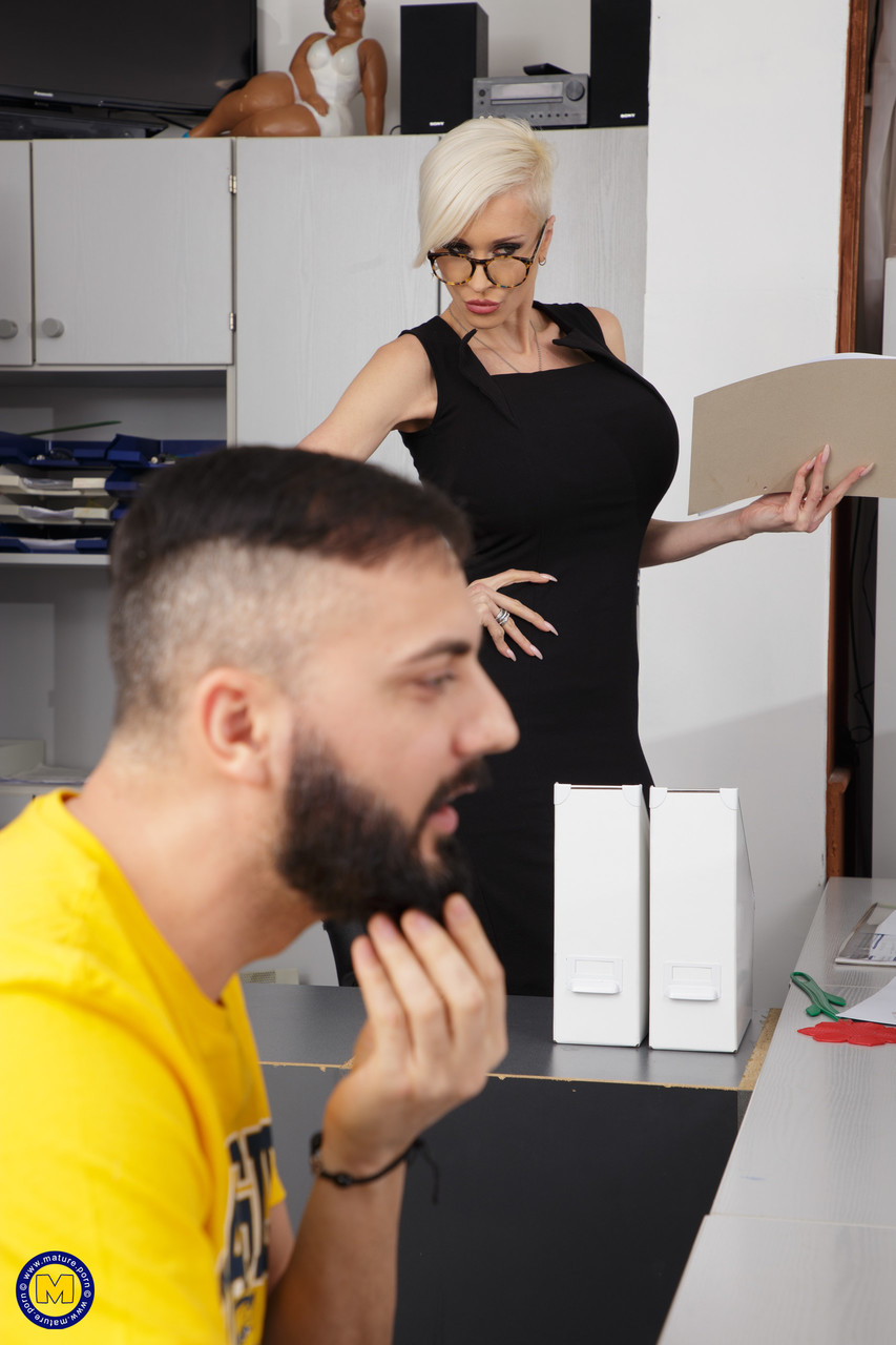 11P Fodendo no escritório com Tanya Virago, a vagabunda do escritório MILF