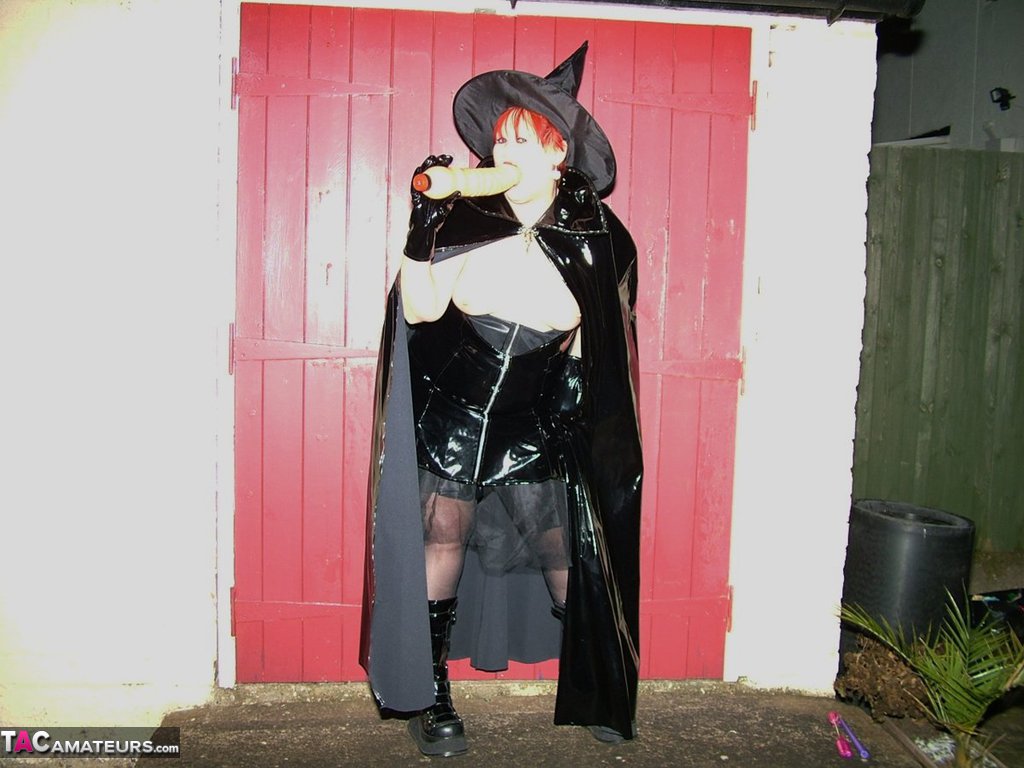 20P 成熟した赤毛のヴァルガスミック露出は小屋でコスプレ衣装を着て自分自身を露出します