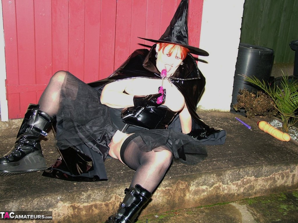 20P 成熟した赤毛のヴァルガスミック露出は小屋でコスプレ衣装を着て自分自身を露出します
