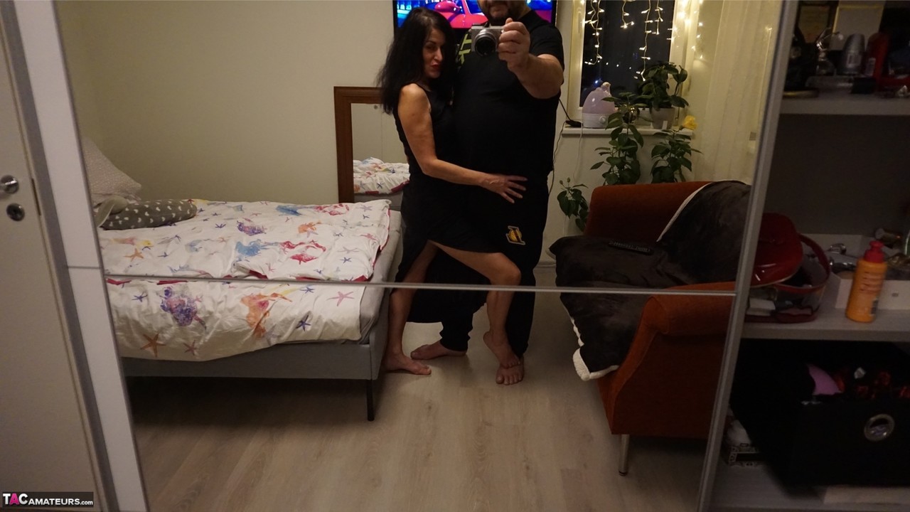 16P La amateur mayor Diana Ananta la expone mientras chupa un pene pequeño