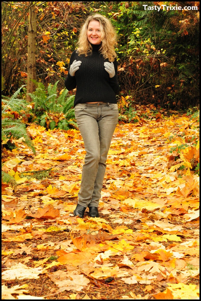 15P Madura amateur muestra sus grandes pechos y su sexy culo en el bosque