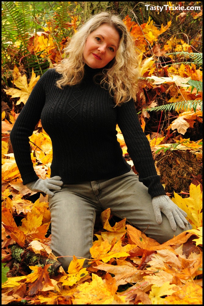 15P Madura amateur muestra sus grandes pechos y su sexy culo en el bosque