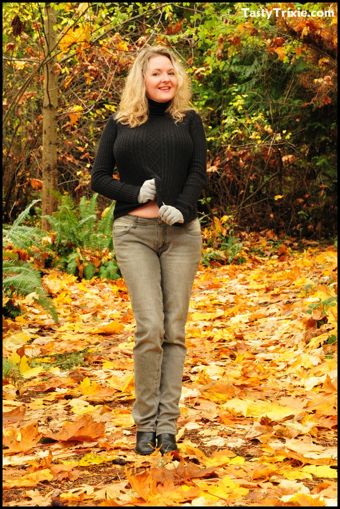 15P Madura amateur muestra sus grandes pechos y su sexy culo en el bosque