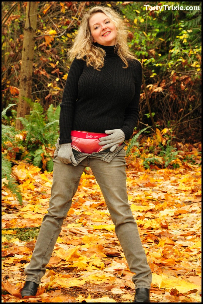 15P Madura amateur muestra sus grandes pechos y su sexy culo en el bosque