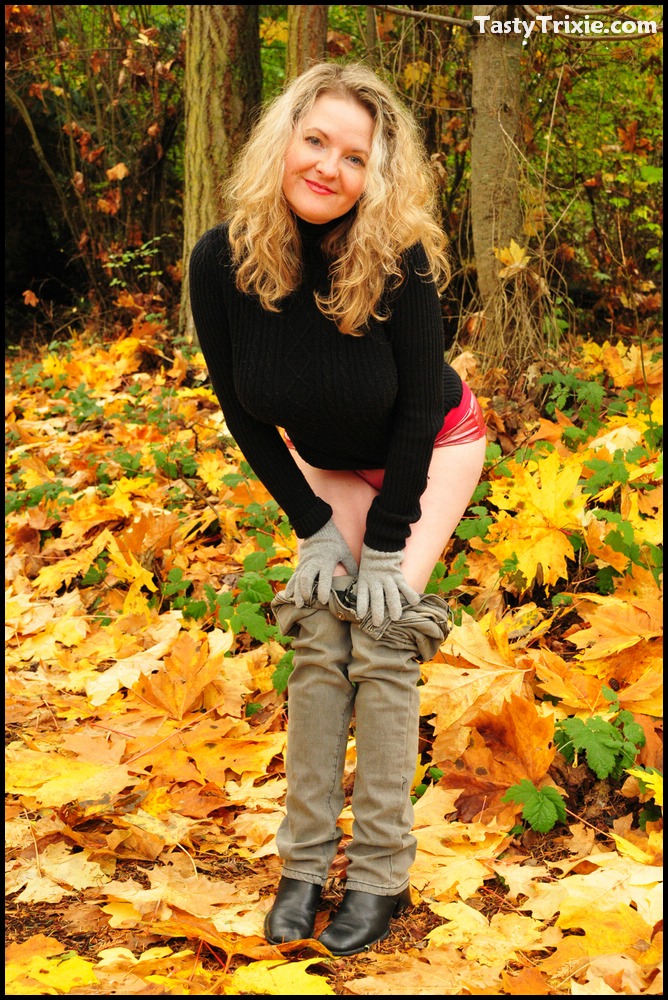 15P Madura amateur muestra sus grandes pechos y su sexy culo en el bosque