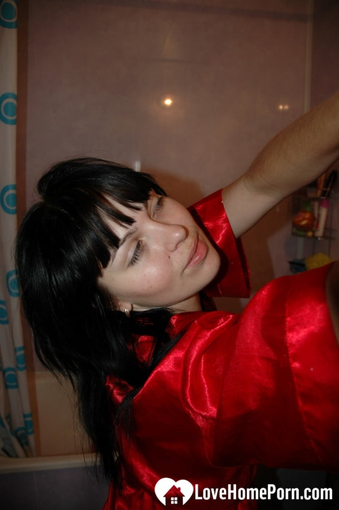 21P Amateur MILF lässt ihr seidiges rotes Gewand fallen und überschüttet ihren üppigen Körper