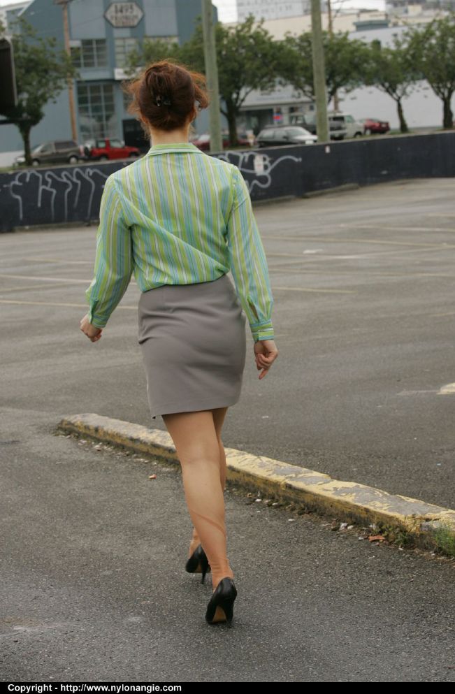 12P Dreckiges reifes Babe hebt ihren Rock hoch und neckt ihre Fotze im Freien