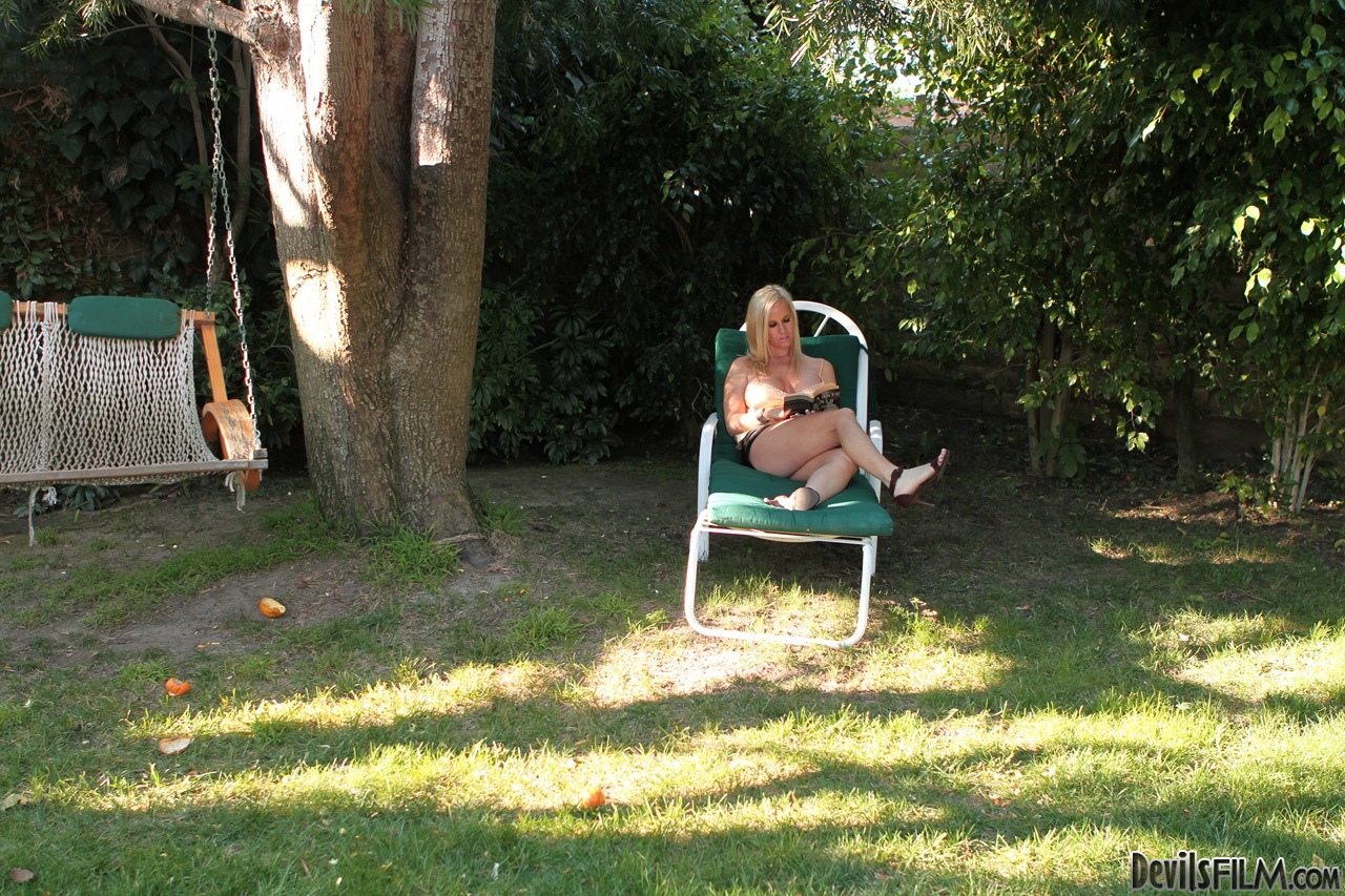 17P Blonde hottie with big tits Totally Tabitha posing in this solo session